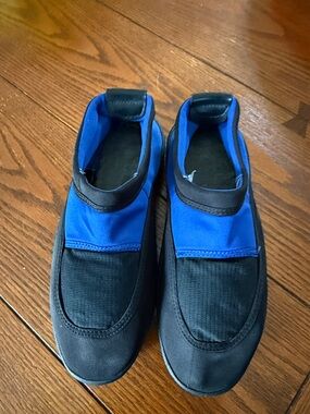 Women’s Blue and Black Walt Disney World Water Shoes Size Small W9